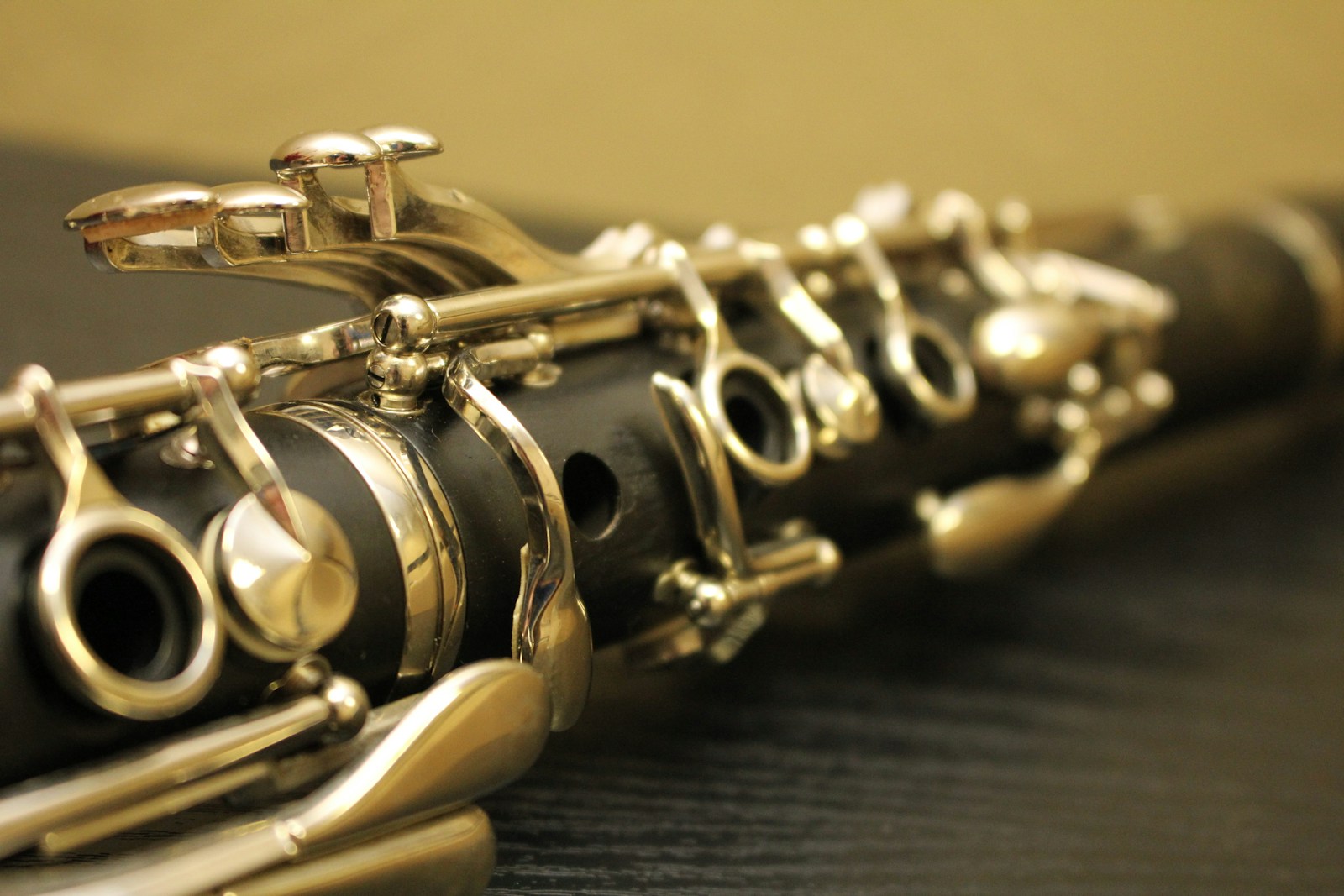 Detalhe das chaves e do corpo de um clarinete